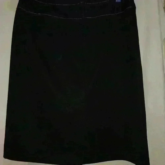 black skirt - Picture 2 of 3
